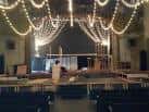 Interior del auditorio decorado con luces colgantes para evento