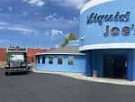 Fachada exterior del local Liquid Joe's con su distintivo color azul y letrero curvo