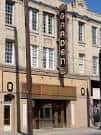 Fachada exterior del Garden Theater en Columbus con su letrero vertical