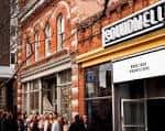 Fachada exterior del edificio Soundwell en Salt Lake City con letrero visible