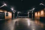 Espacio principal vacío de Soundwell con piso pulido y estructura industrial