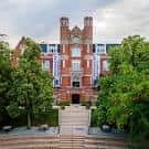 Fachada principal de Westminster University con arquitectura gótica y jardines bien cuidados