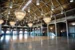 Interior del pabellón principal con techumbre de acero y suelo pulido