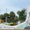 Entrada al parque Heart & Soul con murales artísticos y palmeras
