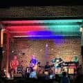 Concierto en vivo en el escenario principal con iluminación de colores