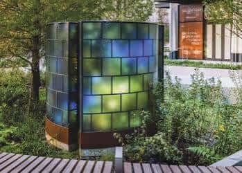 Estructura exterior del Graphicstudio con diseño moderno y colores vibrantes