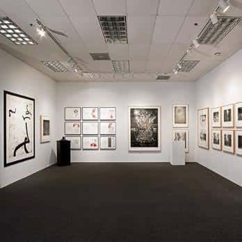 Interior del Graphicstudio mostrando una galería de arte con iluminación profesional
