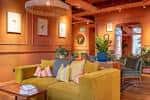 Interior acogedor con sofás amarillos y decoración cálida