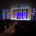 Auditorio con escenario iluminado en tonos azules