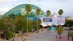 Vista exterior del edificio principal del Florida Aquarium con su característica cúpula de vidrio y palmeras