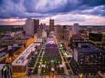 Paisaje urbano del Columbus Commons al atardecer con cielo dramático