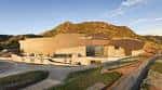 Vista exterior del Museo de Historia Natural de Utah con el Monte Jordan al fondo