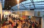Interior del salón principal con techo de cristal y eventos en curso