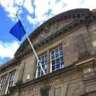 Fachada exterior del Out of the Blue Drill Hall con bandera azul ondeando