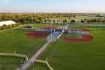 Campo de béisbol en el Lou Berliner Sports Park desde una perspectiva aérea