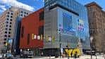 Vista exterior del Weitzman National Museum of American Jewish History con fachada moderna y colorida