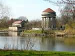 Vista del lago con el Templo de la Naturaleza en FDR Park