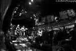 Concierto en vivo en el interior del club con banda en el escenario