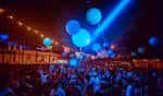 Interior del club Bauhaus con iluminación azul y globos flotantes durante un evento