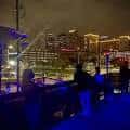 Vista nocturna desde la terraza de Bauhaus con skyline de Houston al fondo