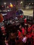 Escenario con DJ y público en el interior del club Bauhaus Houston
