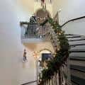 Escalera interior decorada con guirnaldas y luces para eventos festivos