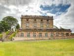Vista exterior del Nottingham Castle con su fachada clásica y jardines verdes