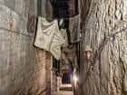 Detalle de ropa colgada en las paredes de piedra dentro del callejón histórico