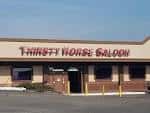 Fachada exterior del Thirsty Horse Saloon con letrero visible