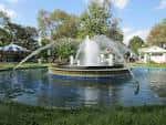 Fuente principal de Franklin Square con agua en movimiento y césped verde