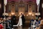 Ceremonia de boda en el interior del Ghillie Dhu con órgano y decoración elegante