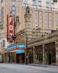 Vista exterior del Fox Theatre en Atlanta con su icónico letrero vertical y fachada neoclásica
