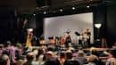 Concierto en vivo en el interior del centro cultural con público y escenario