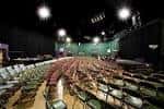 Sala de eventos vacía preparada para una función con iluminación profesional