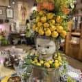 Centro de mesa artístico con flores amarillas y figura blanca en evento