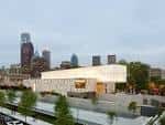 Vista exterior del edificio moderno de la Barnes Foundation con el skyline de Filadelfia al fondo