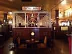 Interior del restaurante con decoración temática de vagón de tren y mesas dispuestas