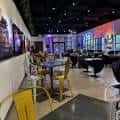 Área de lounge o comedor dentro del estudio con mesas y sillas