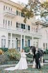 Boda en el jardín frente a la mansión Glen Foerd con novios y caballo