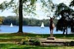 Paisaje del lago Delaware desde los grounds de Glen Foerd con veleros y estatua