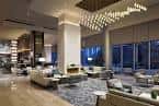 Área de lounge con iluminación decorativa y sofás cómodos
