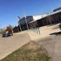 Vista exterior del Dodge Park y Community Center en Columbus con bandera estadounidense