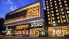 Fachada exterior del SCADshow en Atlanta durante la noche