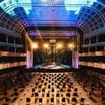 Escenario iluminado con luces azules y plateles en el Met Philadelphia