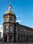 Vista exterior del Edinburgh Corn Exchange con su característica cúpula verde y fachada de piedra