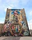 Mural artístico en la fachada de un edificio en Philadelphia