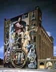 Vista lateral del mural con detalles arquitectónicos del edificio