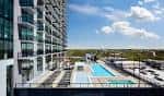 Piscina en la azotea del complejo con vistas a la ciudad