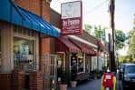 Fachada exterior de San Francisco Coffee Roasting Company en Atlanta con toldos y letrero
