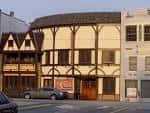 Vista exterior del Shakespeare Tavern Playhouse con arquitectura Tudor